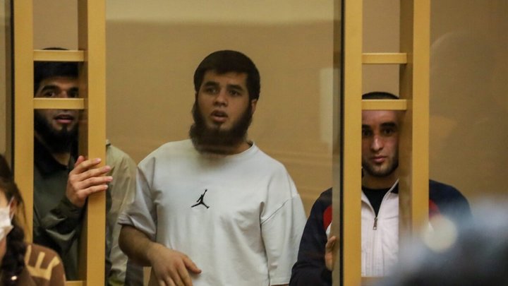 Зачем палку взял?: какую линию выбрала защита мигрантов, расправившихся со школьником