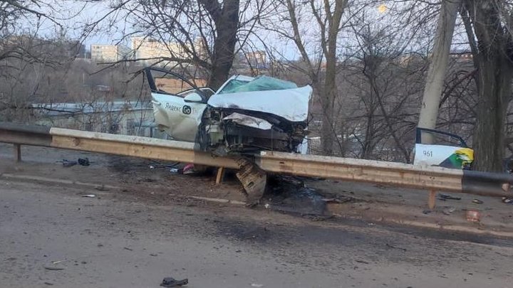 В Ростовской области машину такси, уходящую от погони, разорвало на части от удара в дерево