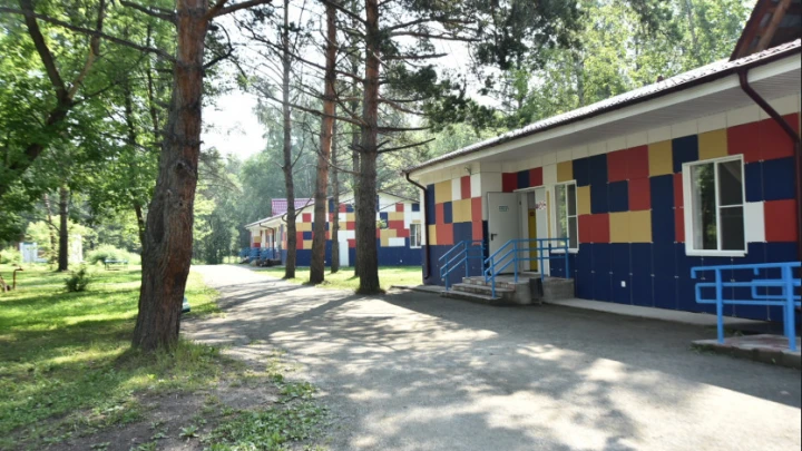 За два месяца летней оздоровительной кампании в лагерях региона отдохнули более 100 тысяч детей