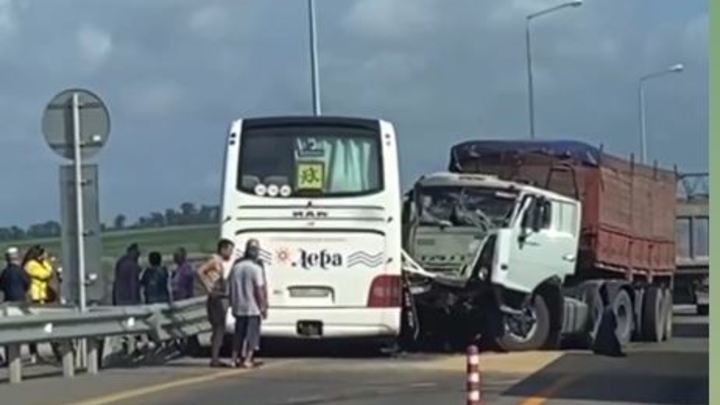 На Кубани в аварии с туристическим автобусом пострадали шесть человек