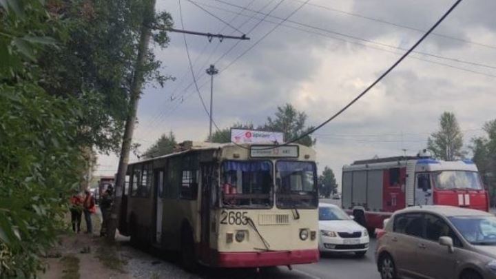 Выбиты стекла, есть пострадавшие: в Челябинске троллейбус въехал в столб