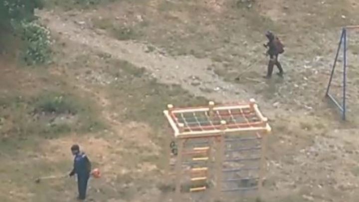 В Челябинской области сняли коммунальщиков, которые делают вид, что косят траву