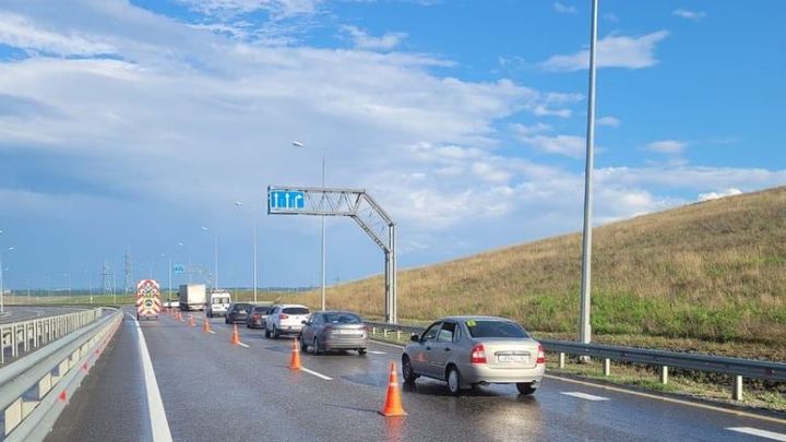 На Кубани дождь подтопил участок трассы к Крымскому мосту