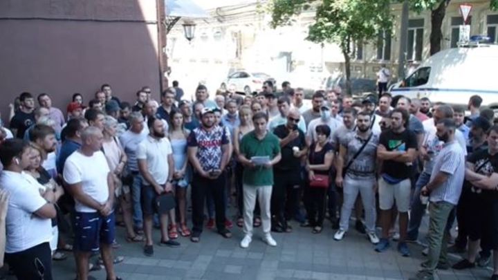 В Краснодаре владельцы автомобилей с армянскими номерами собрались возле краевой прокуратуры