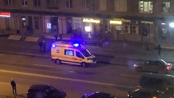 15-летняя девушка, попавшая под колеса на Варшавской улице в Петербурге, скончалась в больнице