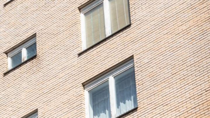 В Челябинске в элитном микрорайоне с фасада плиты упали на припаркованные машины