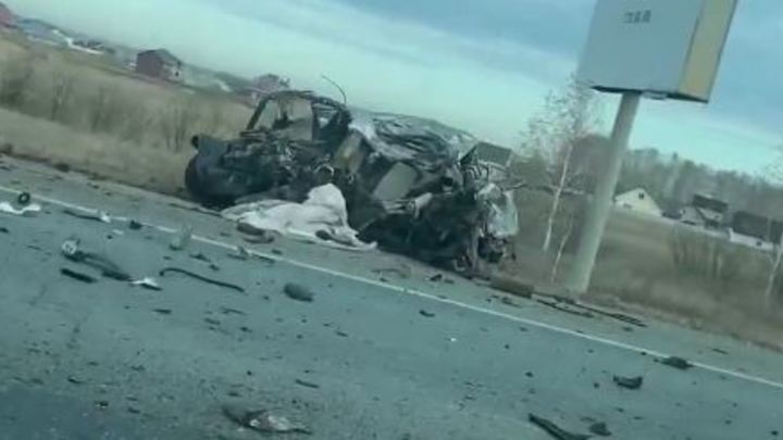 После ДТП с фурой на трассе под Челябинском от Волги не осталось ничего