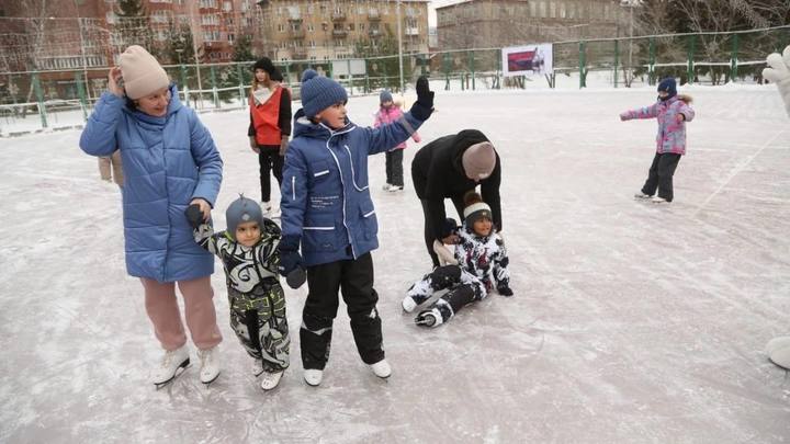В Новосибирске в Нарымском сквере заработал каток