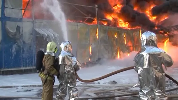 Крупный пожар на Невском: горит дом в центре Петербурга
