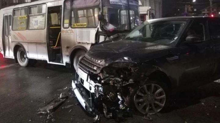 Челябинцы решили, что Range Rover, врезавшийся в маршрутку, принадлежит чиновнику