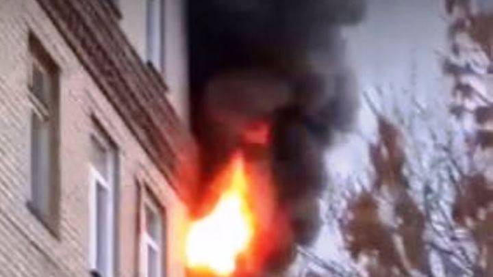 В челябинской поликлинике пожар — пламя вырывалось из окна