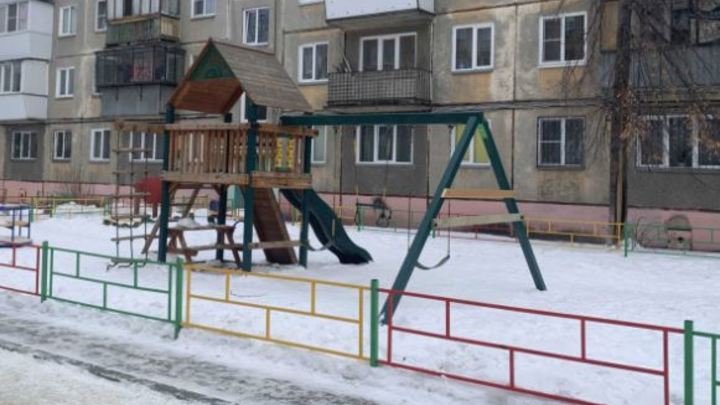 В Челябинске качели, рухнувшие вместе с ребёнком, вернули и снова не закрепили