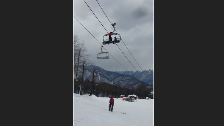 На Красной Поляне застряла канатка с лыжниками. Людей по одному спускают вниз