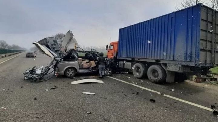 На Кубани в жесткой аварии с КамАЗом пострадал водитель легкового автомобиля