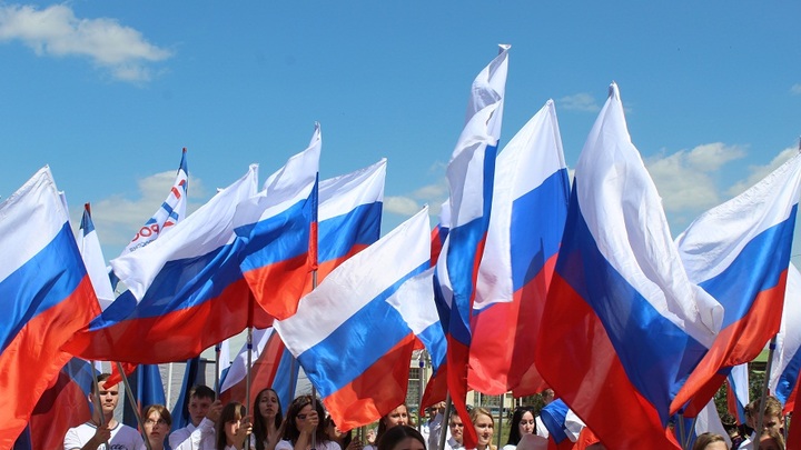 Украинские нацисты напали на девочку с флагом России во время автопробега в Греции