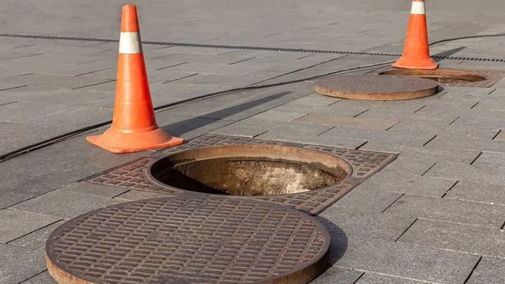 В Краснодаре двум местным жителям за кражу канализационных люков дали три года тюрьмы