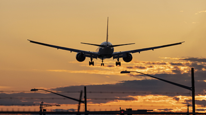 В заходивший на посадку в Москве Boeing 777 попала молния