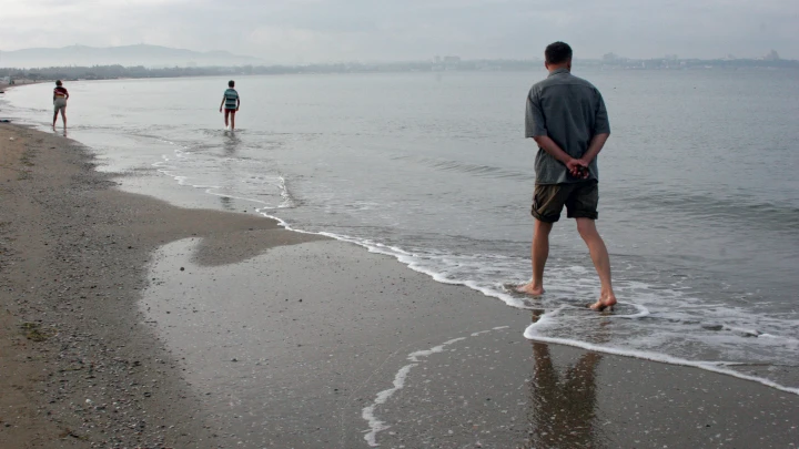 Туристы раскрыли правду об анапских пляжах в 2025 году: Липнут и ноги, и песок
