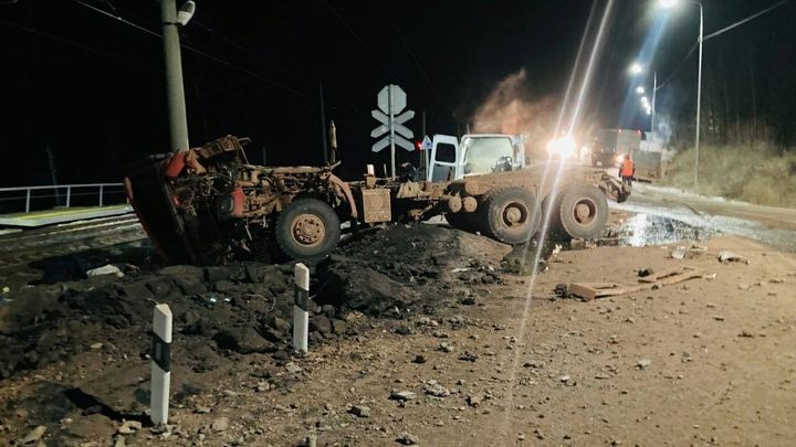 В Приангарье при резком столкновении поезда и грузовика скончались три человека