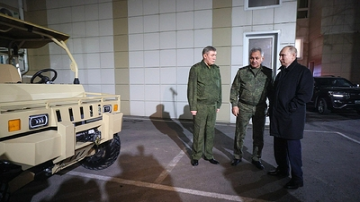 Путин посетил пункт управления объединённой группировки войск, где заслушал Герасимова Путин посетил пункт управления объединённой группировки войск, где заслушал Герасимова