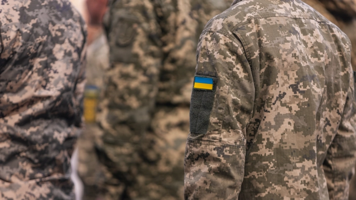 ВСУ семь раз выстрелили в спину полицейскому, решившему сдаться русским бойцам