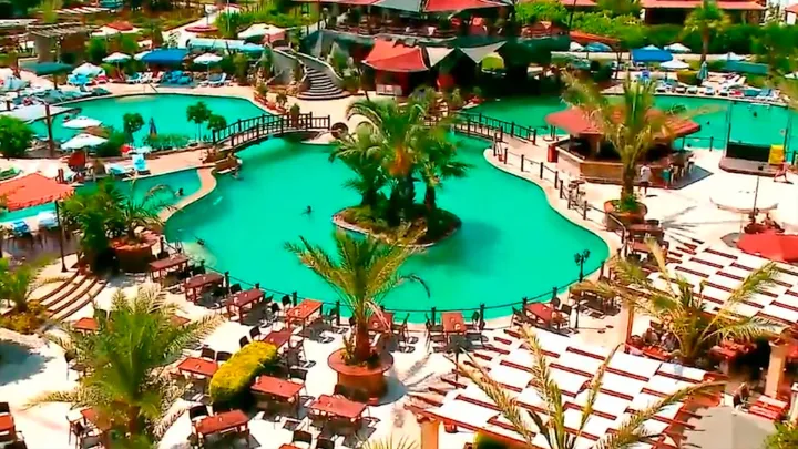 Ищут пальму и моют дыни: как за границей вычисляют русских туристов в толпе