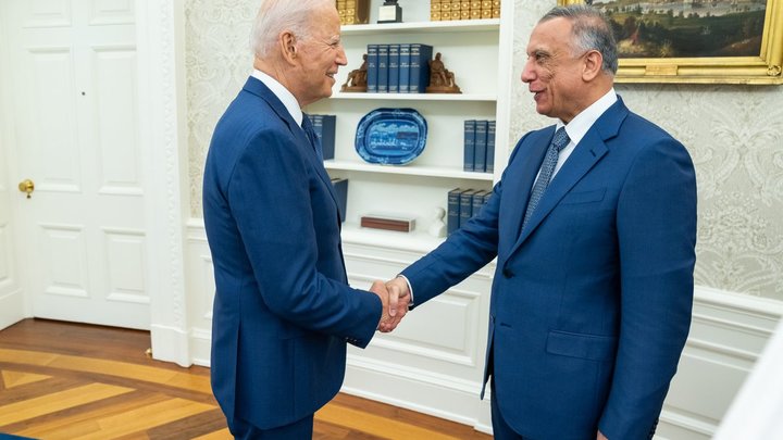 Джо Байден сел играть в конструктор с детьми, зная о зараженных Covid-19  в своём окружении