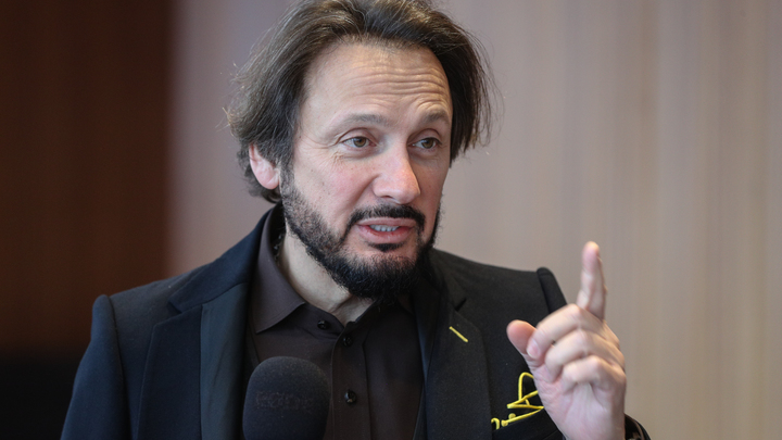 Промокли первые ряды: в Сочи на концерте Стаса Михайлова протекла крыша зала