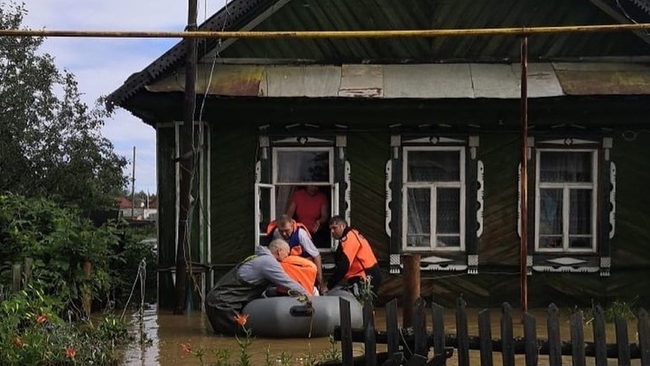 Жителям городов Свердловской области, пострадавшим от наводнения, привезли дрова на зиму