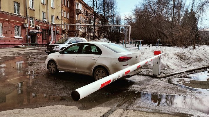 Два шлагбаума и незаконную постройку демонтируют в Заводском районе в Кемерове