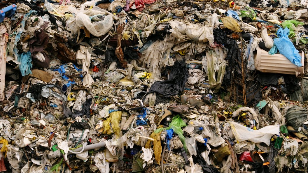 мусор. бытовой мусор. оборудованные свалки. куча мусора. отходы общества.