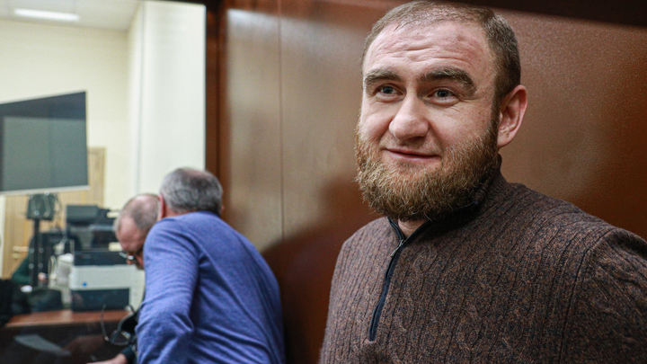 Экс-сенатор Арашуков передал взятку сотруднику ФСИН через тайник