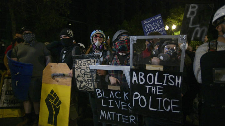 Кремль виноват в BLM? В Портленде установили живой памятник Путину