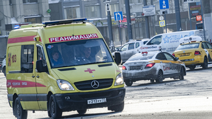 В Челябинске маршрутка врезалась в машину реанимации возле Дворца спорта Юность