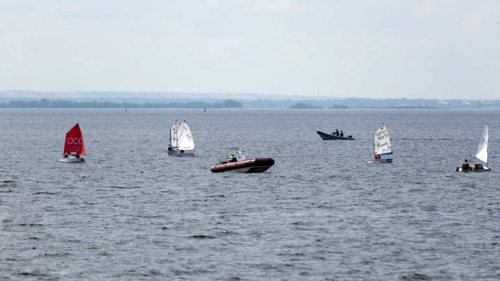 Мальчик чудом выжил после того, как его унесло в Южно-Китайское море
