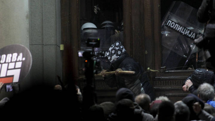 Россия видит риск продолжения беспорядков в Сербии