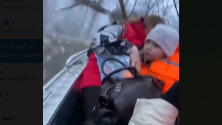 В Самарской области при эвакуации из затопленной зоны перевернулась лодка с людьми