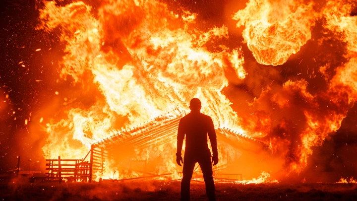 Помогите!: Медлить нельзя - мама с детьми горела. Спас Володя, который просто пришёл в гости