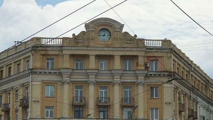 Черный циферблат на белом фоне: на главной площади Челябинска обновили часы