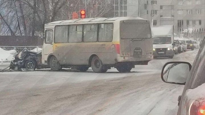В Прокопьевске легковое авто разбилось в ДТП с автобусом