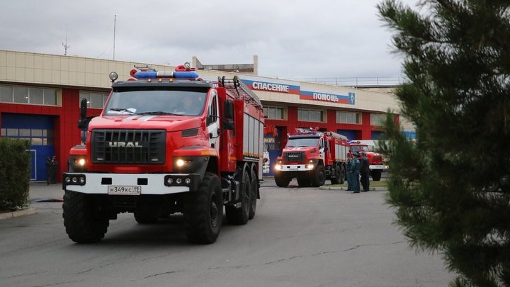 В Екатеринбурге на Эльмаше вспыхнул крупный пожар