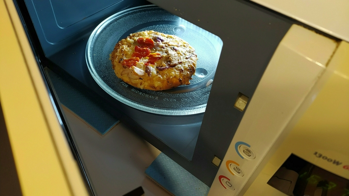 Как еда превращается в токсичную от одного действия? Об опасности СВЧ-печей рассказала врач