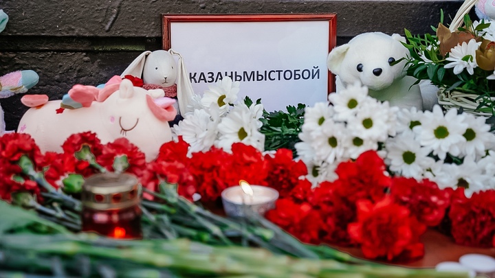 Петербуржцы несут цветы к представительству Татарстана в память о жертвах стрельбы в школе