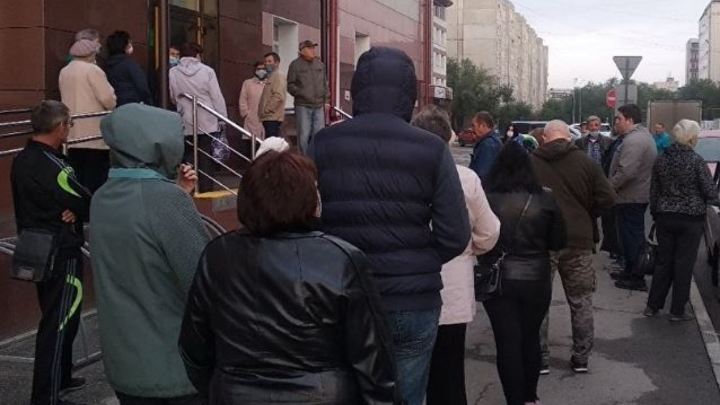 Чиновники назвали виновных в очереди в курганскую поликлинику