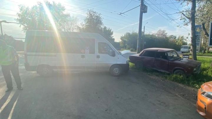 В Челябинске в ДТП с маршруткой пострадал пассажир
