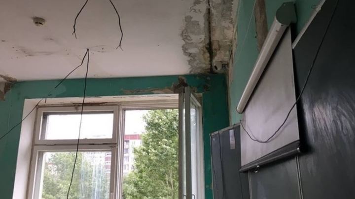 В Челябинске школа начала год с плесенью на стенах и потолке