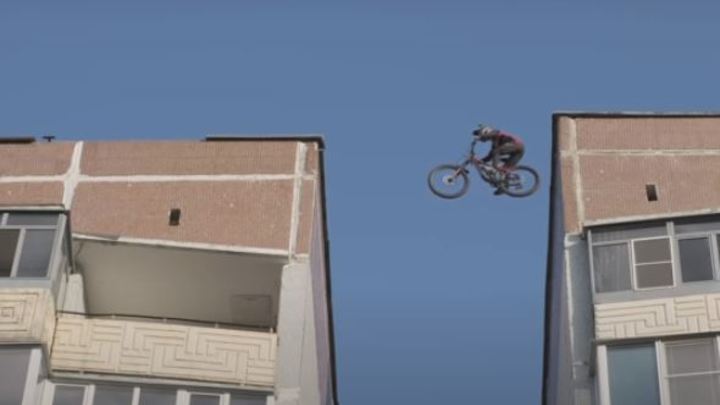 В Озёрске экстремал перепрыгнул на велосипеде между двумя жилыми домами