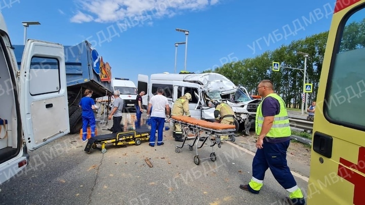 В Башкирии пассажирский автобус врезался в Камаз: шесть человек погибло на месте
