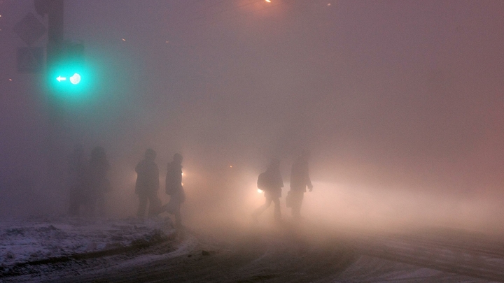 Дорога в Екатеринбурге в мороз превратилась в реку из-за коммунальной аварии