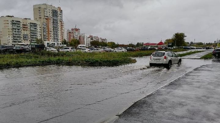 Из-за ливня в Челябинске протекают даже лифты